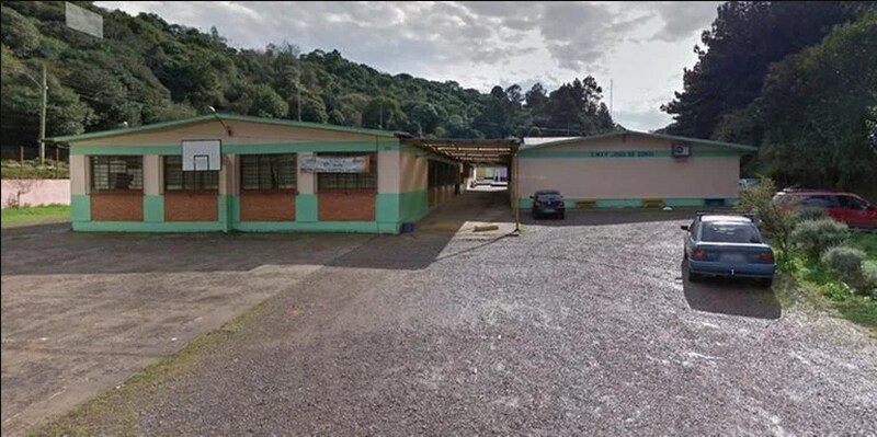  Professora é esfaqueada por alunos em escola