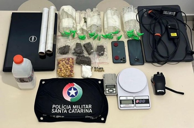  Suspeito foge de abordagem policial e PM apreende maconha, cocaína e ecstasy