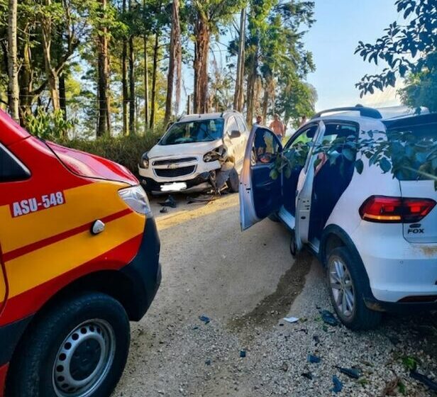  Colisão frontal deixa três feridos em Gravatal, incluindo criança e idosa