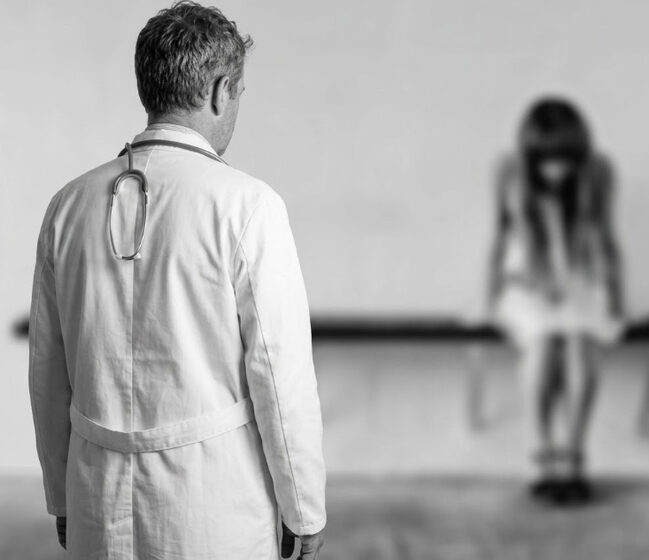  Médico é preso por crimes sexuais contra jovens durante consultas na rede pública em SC
