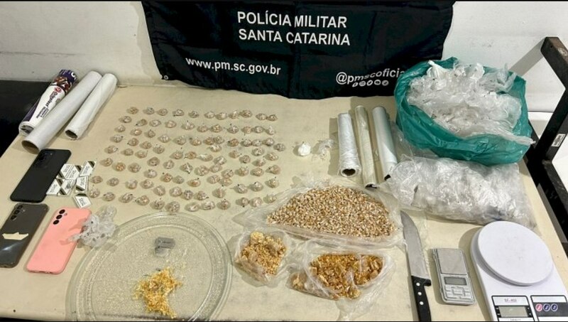  PM prende quatro pessoas por tráfico de drogas no Sul de SC