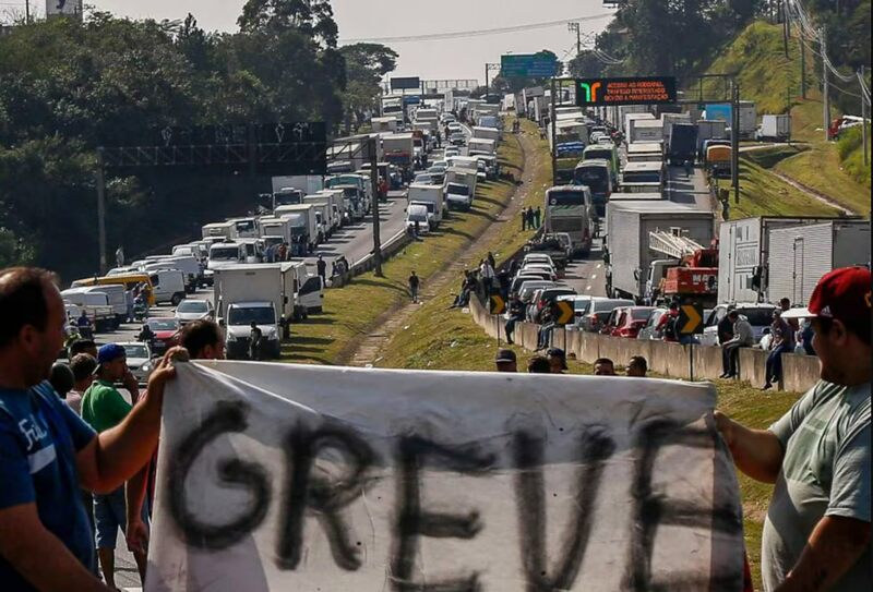  Caminhoneiros alertam governo sobre risco de greve