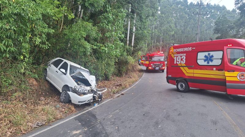  Motorista fica preso às ferragens após colisão frontal entre carro e caminhão em Braço do Norte