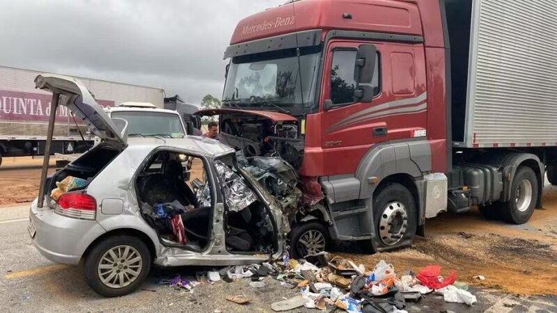  Colisão frontal deixa seis mortos de uma mesma família