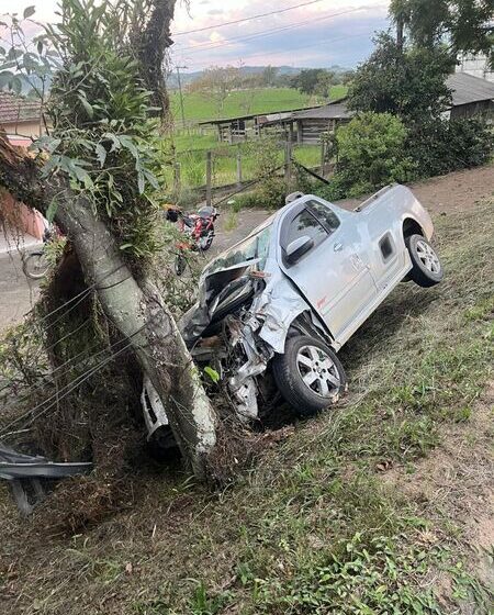  Colisão entre automóvel e motocicleta resulta em morte em Gravatal