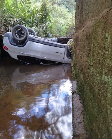  Veículo cai em rio após saída de pista em Grão-Pará