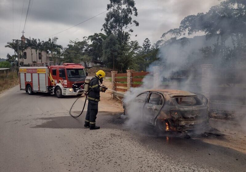  Incêndio destrói veículo na Estrada Geral Ponte Baixa em São Ludgero