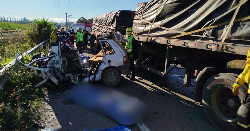  Cinco pessoas morrem em grave acidente entre carro e caminhão em SC