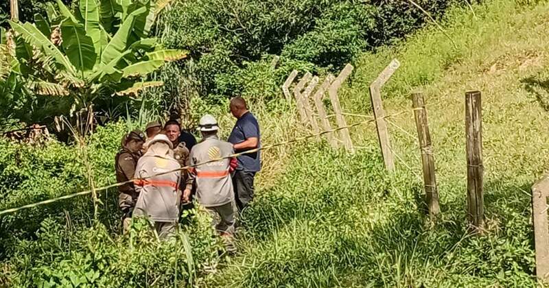  Tragédia em Imbituba: Pai e filha morrem eletrocutados em trilha de acesso à praia