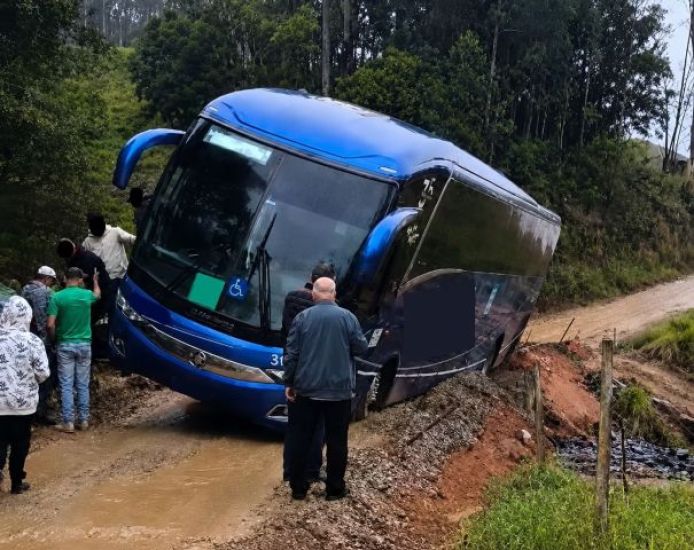  Ônibus de turismo fica preso e bloqueia estrada em Vargem do Cedro