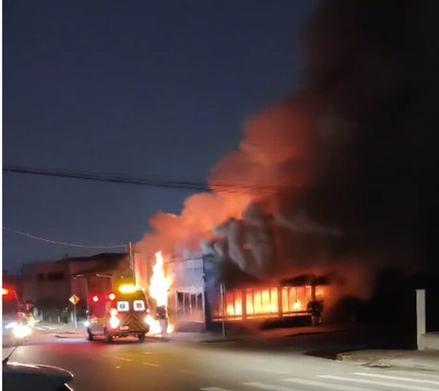  Incêndio destrói tradicional lanchonete Sema Lanches em São Ludgero; Veja o vídeo