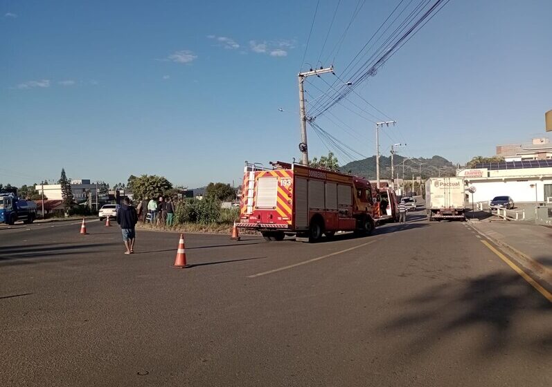  Jovem de 19 anos cai em valo de 4 metros após acidente em Tubarão
